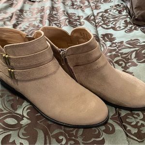 NEW LIFE STRIDE ANKLE BOOTS